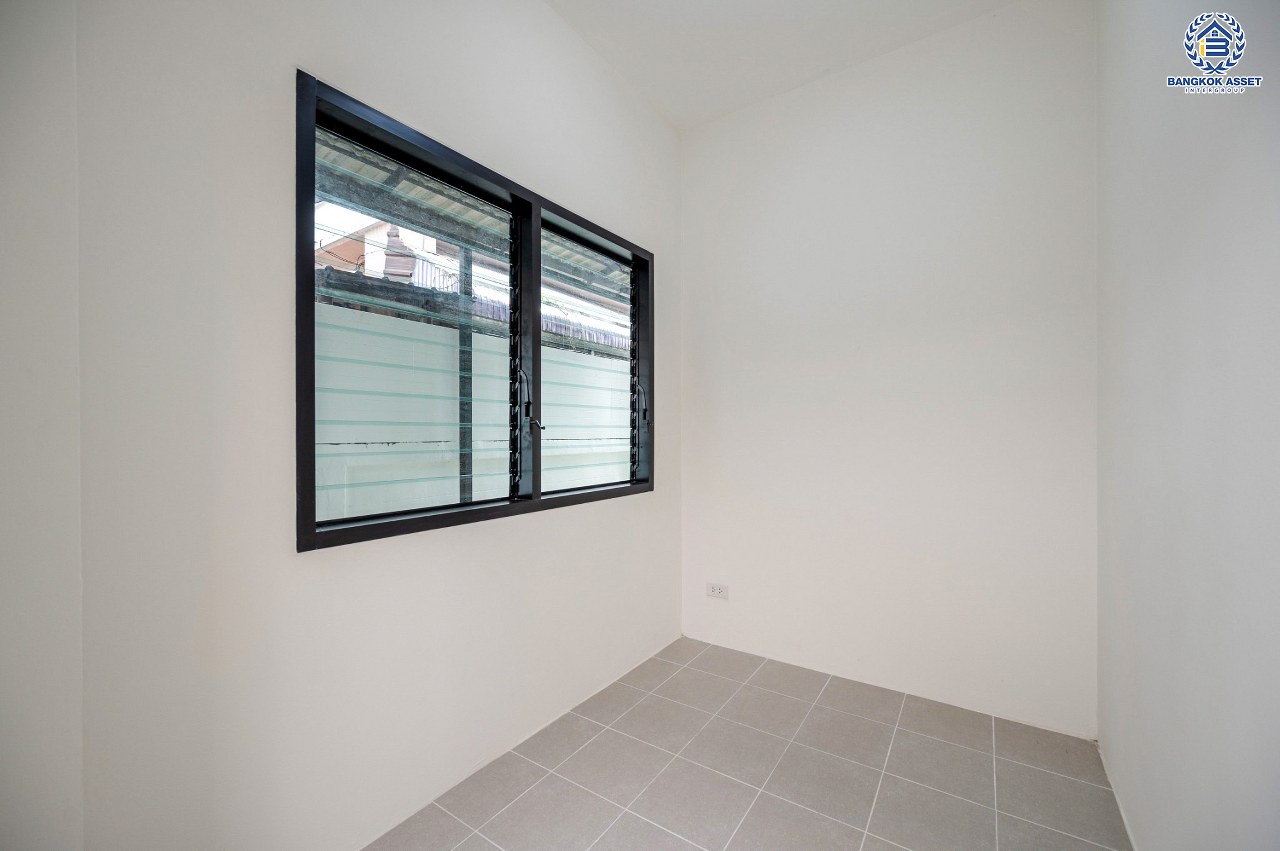 บ้านมือสองตกแต่งใหม่ โครงการ ปฐวีกาญจน์ ประชาชื่น-แจ้งวัฒนะ ทำเลโซนเมือง ดีไซน์สุด Classic ใกล้เซ็นทรัลแจ้งวัฒนะ สนามบินดอนเมือง เดินทางสู่ใจกลางเมืองได้อย่างรวดเร็วด้วย ทางด่วน"ศรีสมาน" และรถไฟฟ้าสายสีชมพู "สถานีเมืองทองธานี" บนเนื้อที่ 61.6 ตร.ว. ฟังก์ชัน 3 ห้องนอน 4 ห้องน้ำ 1 ห้องแม่บ้านพร้อมห้องน้ำ จอดรถได้ 2 คัน